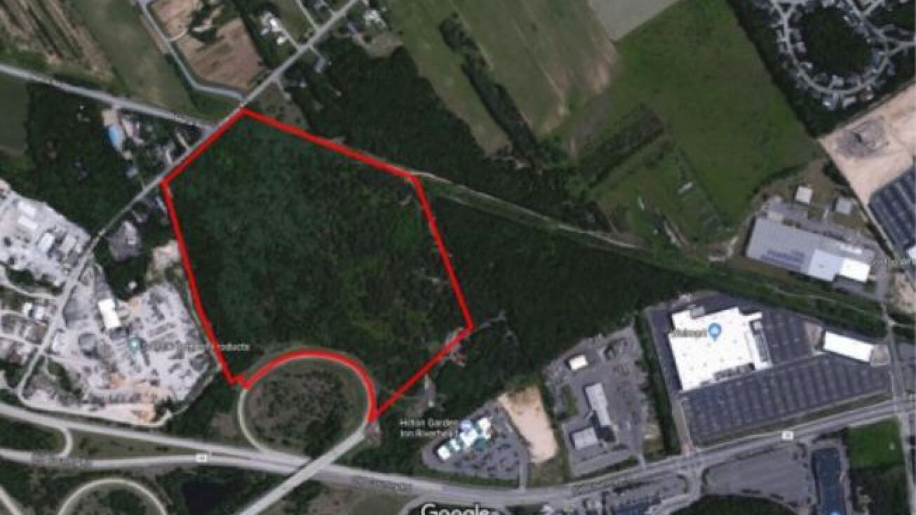 1743 Middle Rd, Calverton, NY 11933