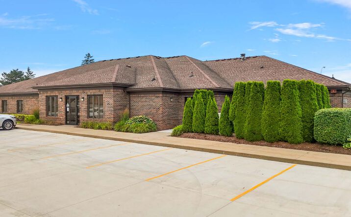 Pictures of Office property located at 25990 Kelly Rd, Roseville, MI 48066 for lease - image #1