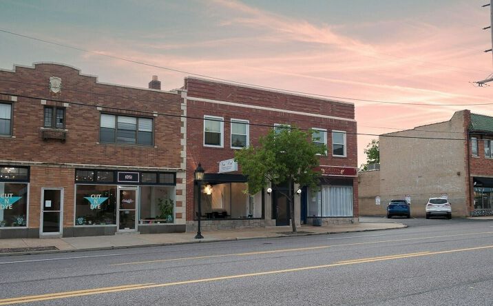 Pictures of Office property located at 1047 S Big Bend Blvd, Richmond Heights, MO 63117 for lease - image #1