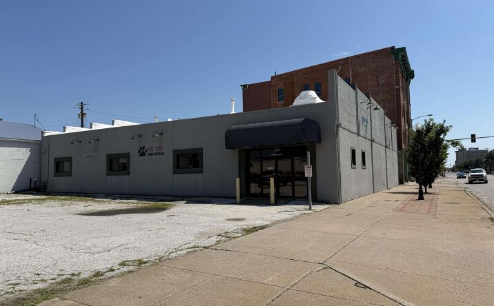 Pictures of Retail, Office, Industrial property located at 724 W 2ND Street, Davenport, IA 52802 for lease - image #1