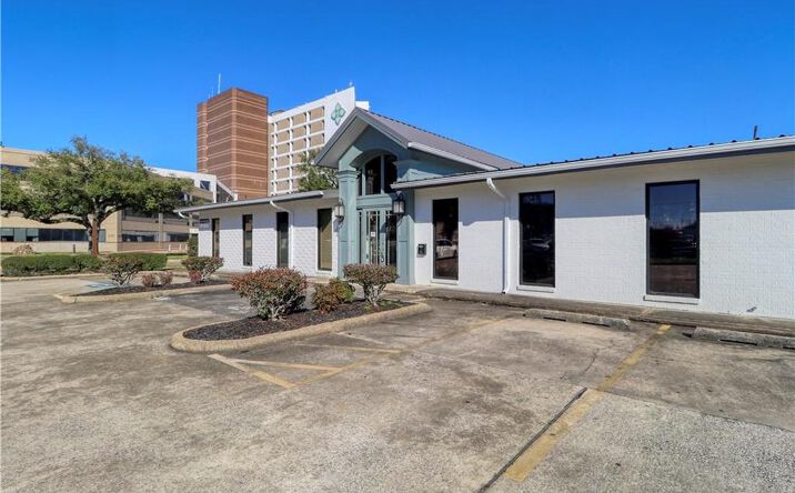 Pictures of Office property located at 1702 Oak Park Boulevard, Lake Charles, LA 70601 for lease - image #1