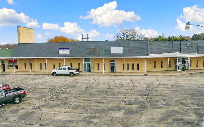 Pictures of Retail property located at 2317-2323 E Lincoln Way, Sterling, IL 61081 for lease - image #1