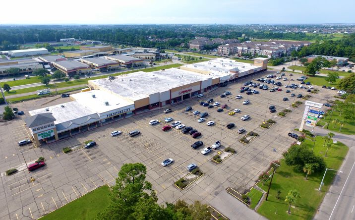 Pictures of Retail property located at 4000 Pontchartrain Dr, Slidell, LA 70458 for lease - image #1