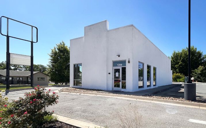 Pictures of Retail property located at 1209 Missouri Blvd, Jefferson City, MO 65109 for lease - image #1