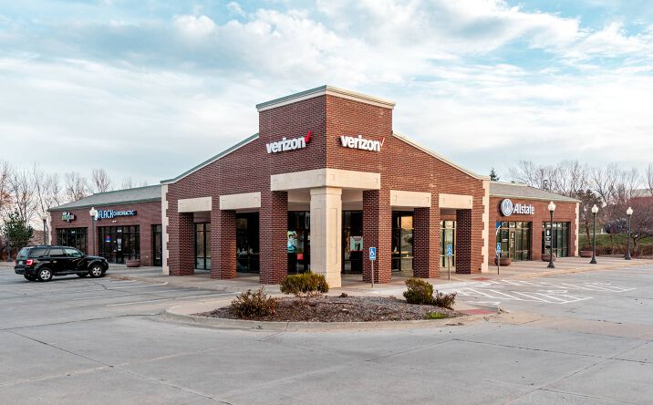 Pictures of Retail property located at 17940 Welch Plaza, Omaha, NE 68135 for lease - image #1