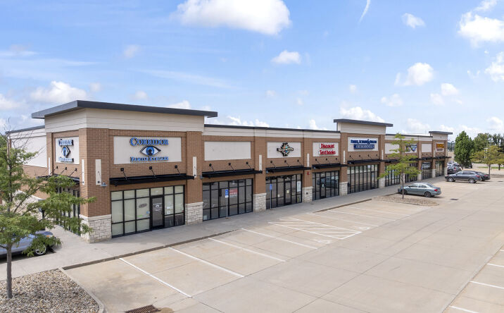 Pictures of Retail property located at 5350 Kirkwood Blvd SW, Cedar Rapids, IA 52404 for lease - image #1