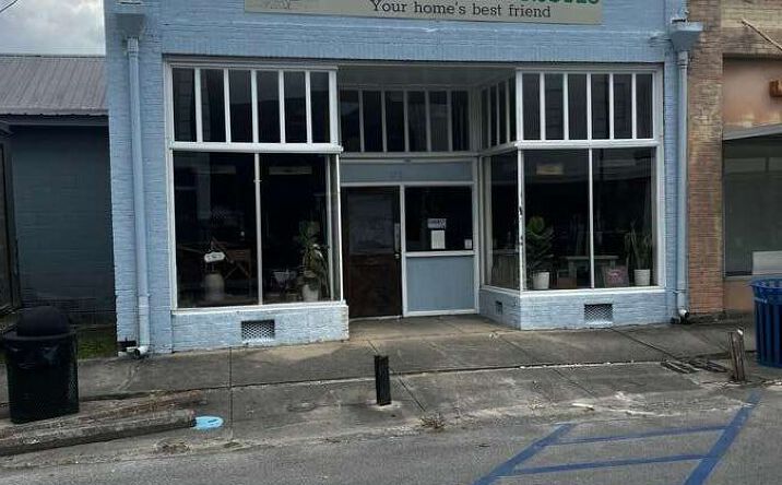 Pictures of Retail property located at 156 N Oak St, Batesburg-Leesville, SC 29006 for lease - image #1