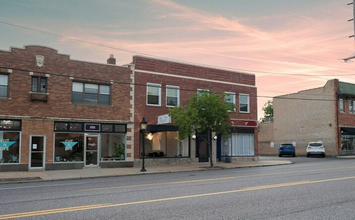 Pictures of Office property located at 1047 S Big Bend Blvd, Richmond Heights, MO 63117 for lease - image #1