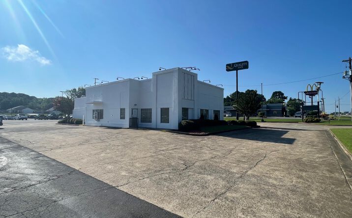 Pictures of Retail, Restaurant property located at 710 N Brindlee Mountain Pkwy, Arab, AL 35016 for lease - image #1