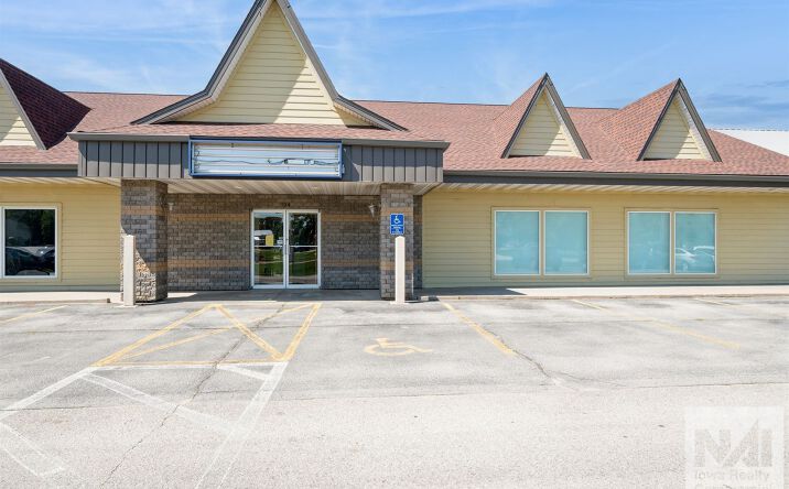 Pictures of Office property located at 762 N Center Point Rd, Hiawatha, IA 52233 for lease - image #1