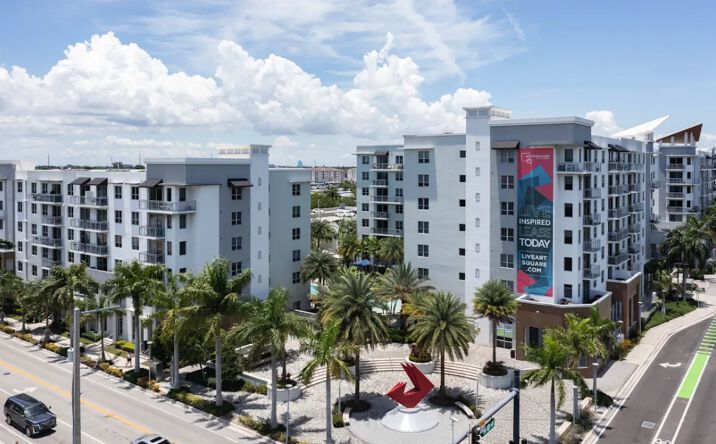 Pictures of Retail property located at 401 N Federal Hwy, Hallandale Beach, FL 33009 for lease - image #1