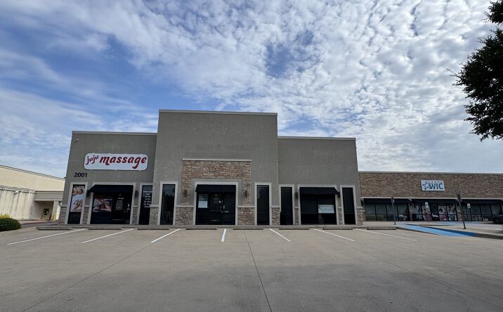 Pictures of Retail property located at 2001 SE Green Oaks Blvd, Arlington, TX 76018 for lease - image #1
