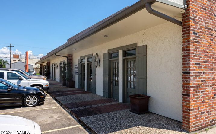 Pictures of Retail, Office property located at 400 S Main St, Saint Martinville, LA 70582 for lease - image #1