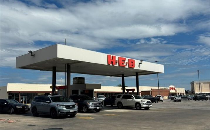 Pictures of Retail, Office, Industrial property located at 203 W Gonzales St, Yoakum, TX 77995 for lease - image #1
