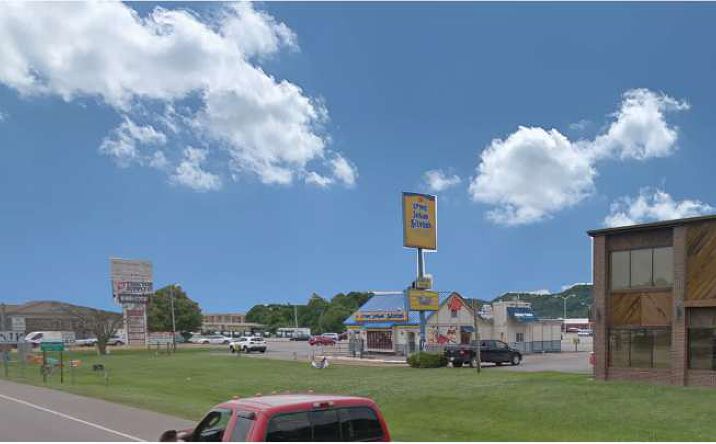 Pictures of Retail property located at 416 Silver Bridge Plaza, Gallipolis, OH 45631 for lease - image #1