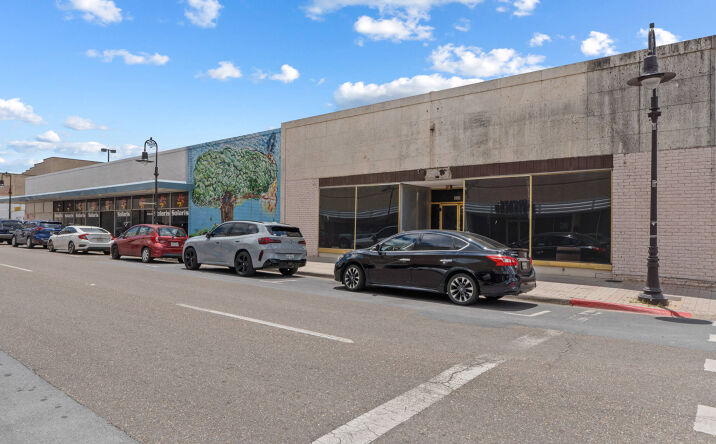 Pictures of Retail property located at 900 E Elizabeth St, Brownsville, TX 78520 for lease - image #1