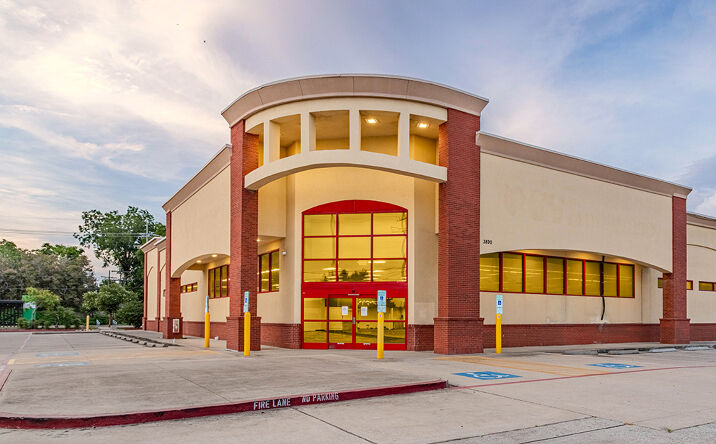 Pictures of Retail property located at 3890 Phelan Blvd, Beaumont, TX 77707 for lease - image #1