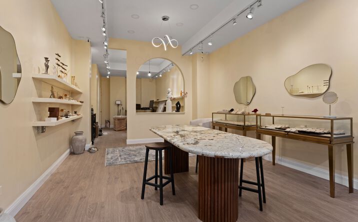 Pictures of Retail property located at 834 Lexington Ave, New York, NY 10065 for lease - image #1
