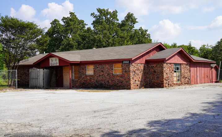 Pictures of Retail, Office property located at 2000-2002 W Sublett Rd, Arlington, TX 76017 for lease - image #1