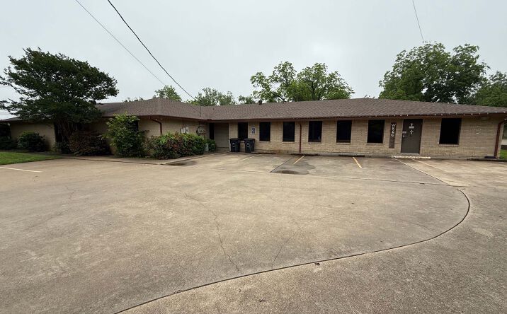Pictures of Office property located at 907 Granbury St, Cleburne, TX 76033 for lease - image #1