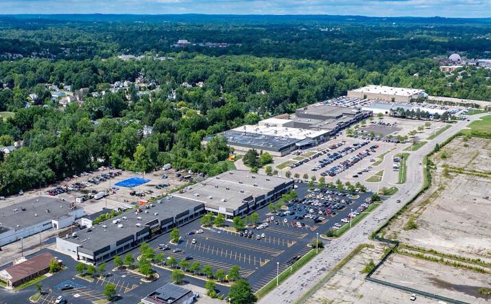 Pictures of Retail, Office, Industrial property located at 225 - 425 Summit Dr, Waterford, MI 48328 for lease - image #1