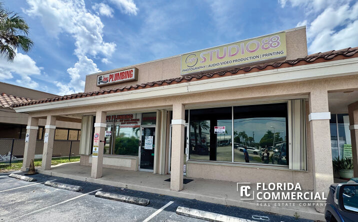 Pictures of Retail property located at 2810 SE Federal Hwy, Stuart, FL 34994 for lease - image #1