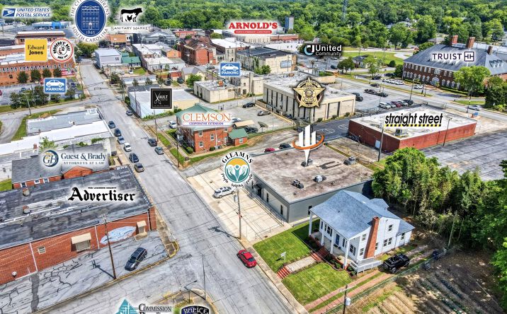 Pictures of Office property located at 221 W Laurens St, Laurens, SC 29360 for lease - image #1