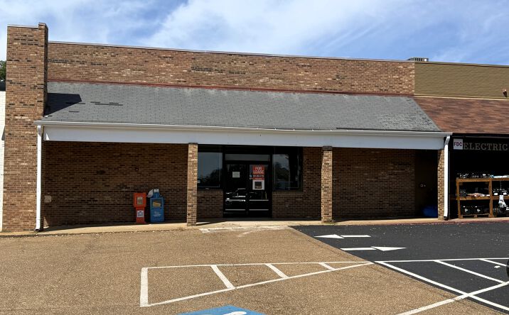 Pictures of Retail property located at 12 E Commerce St, Hernando, MS 38632 for lease - image #1
