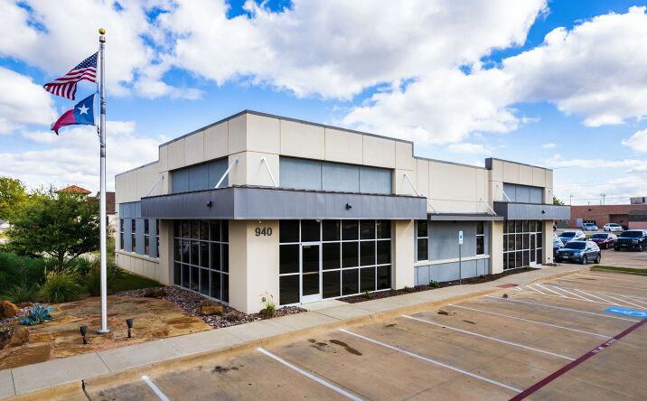 Pictures of Office property located at 940 Hilltop Dr, Weatherford, TX 76086 for lease - image #1