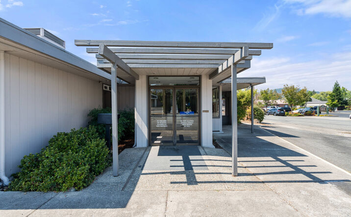 Pictures of Office property located at 125 NE Manzanita Ave, Grants Pass, OR 97526 for lease - image #1