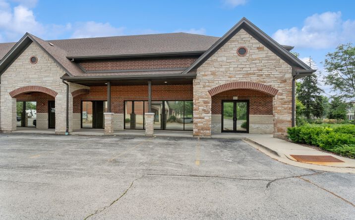 Pictures of Retail, Office property located at 550 W Boughton Rd, Bolingbrook, IL 60440 for lease - image #1