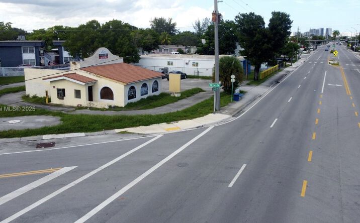 Pictures of Retail, Restaurant property located at 14100 W Dixie Hwy, North Miami, FL 33161 for lease - image #1