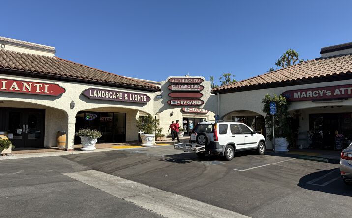 Pictures of Retail property located at 300 N Lantana St, Camarillo, CA 93010 for lease - image #1