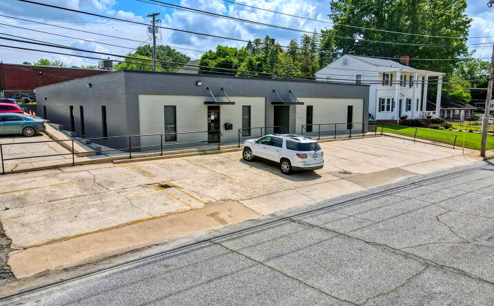 Pictures of Office property located at 221 W Laurens St, Laurens, SC 29360 for lease - image #1