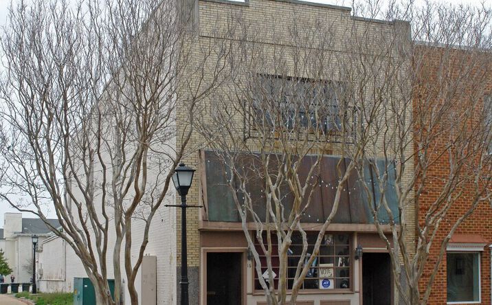 Pictures of Retail, Office property located at 16 W Queens Wy, Hampton, VA 23669 for lease - image #1