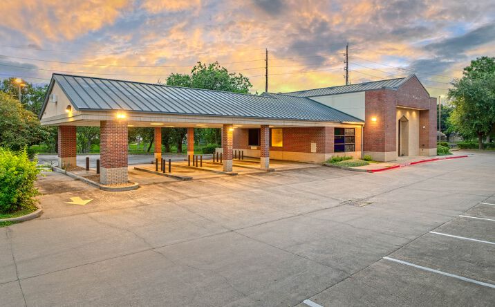 Pictures of Retail property located at 2455 Hwy 6, Sugar Land, TX 77478 for lease - image #1