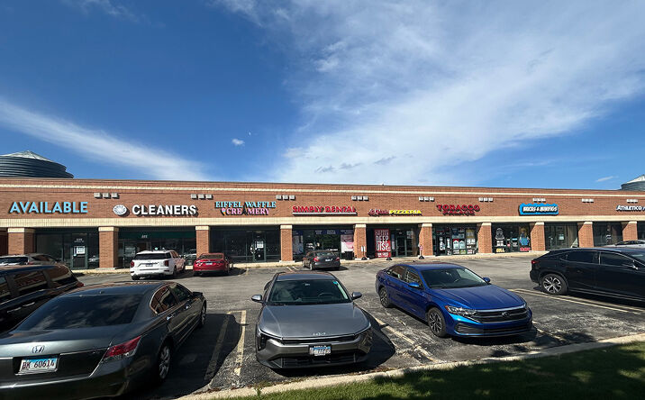 Pictures of Retail property located at 335 Geneva Road, Carol Stream, IL 60188 for lease - image #1