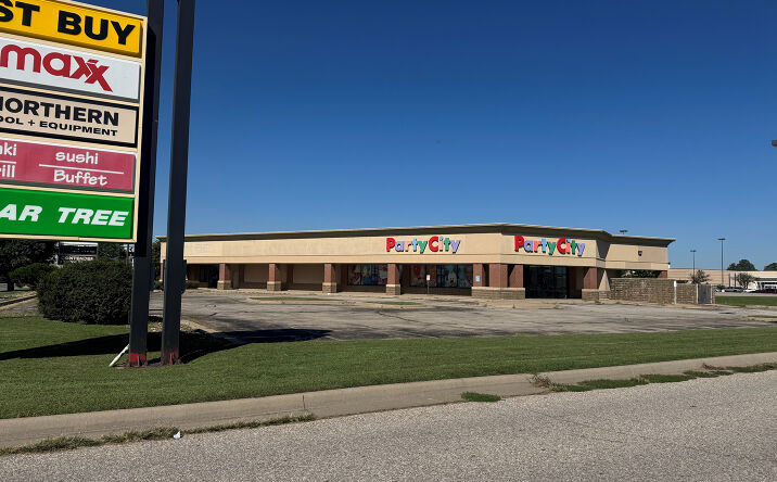 Pictures of Retail property located at 6866 W Kellogg Dr, Wichita, KS 67209 for lease - image #1