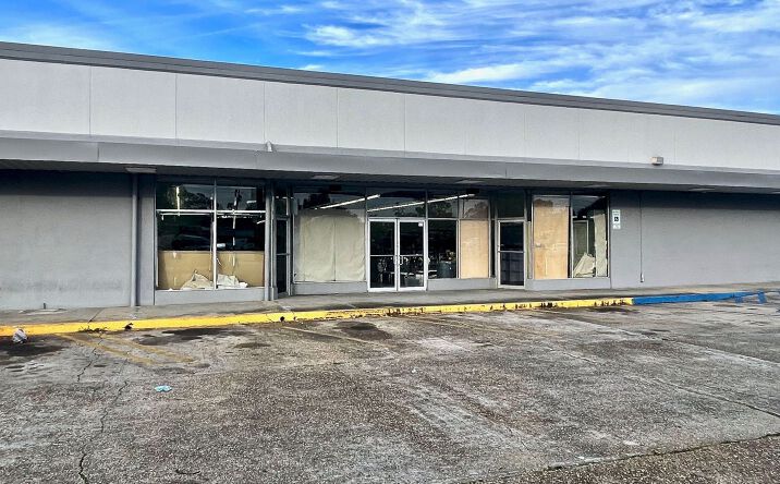 Pictures of Retail property located at 4840 General Meyer Ave, New Orleans, LA 70131 for lease - image #1