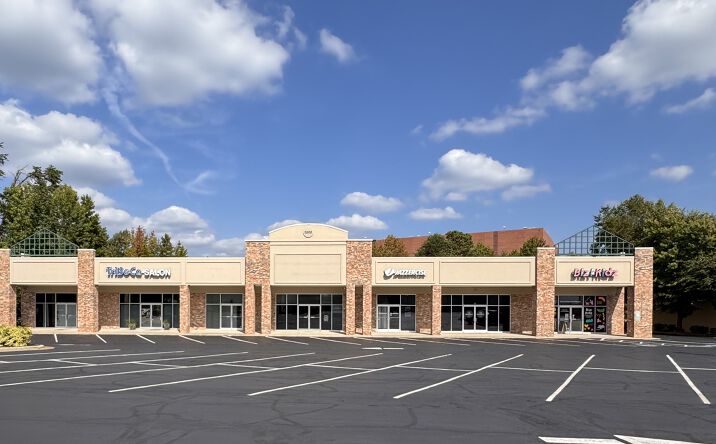 Pictures of Retail property located at 2500 Battleground Ave, Greensboro, NC 27408 for lease - image #1
