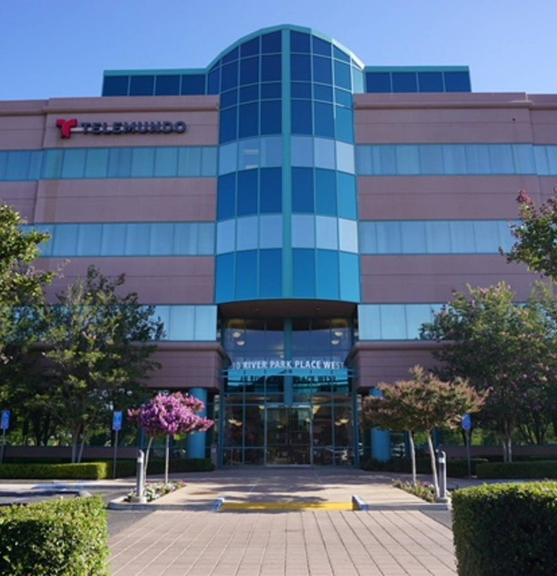 30 River Park Pl W, Fresno, CA 93720