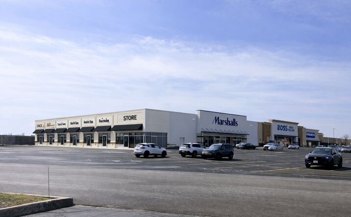 Pictures of Retail property located at 3500 Court St, Pekin, IL 61554 for lease - image #1