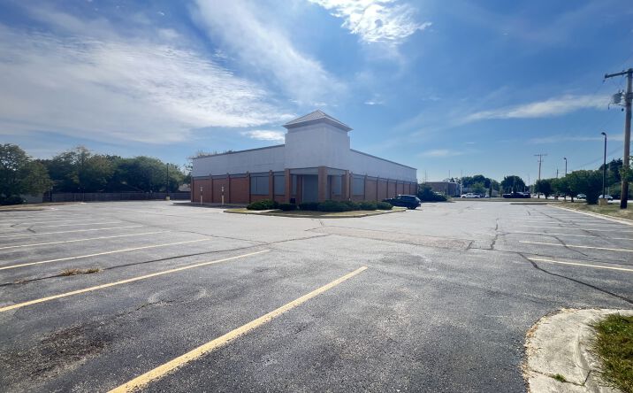 Pictures of Retail property located at 900 Union Blvd, Englewood, OH 45322 for lease - image #1