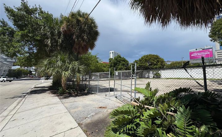 Pictures of Land property located at 201 SW 2nd Ave, Miami, FL 33130 for lease - image #1