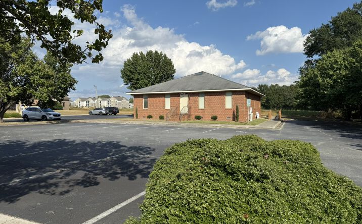 Pictures of Office property located at 2507 N Queen St, Kinston, NC 28501 for lease - image #1