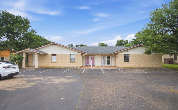Pictures of Retail, Office, Special Purpose property located at 1305 S Mays St, Round Rock, TX 78664 for lease - image #1