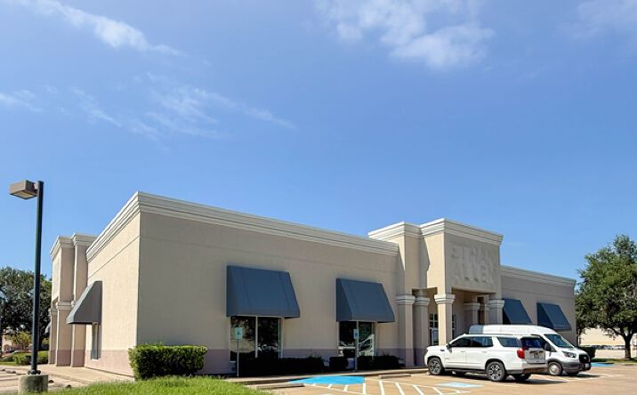 Pictures of Retail property located at 19240 Gulf Fwy, Friendswood, TX 77546 for lease - image #1