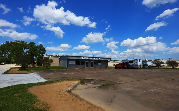 Pictures of Retail, Office, Industrial property located at 402 Plantation Dr, Lake Jackson, TX 77566 for lease - image #1