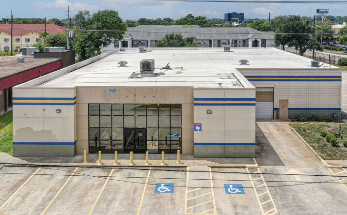 Pictures of Retail, Industrial property located at 17313 North Fwy, Houston, TX 77090 for lease - image #1