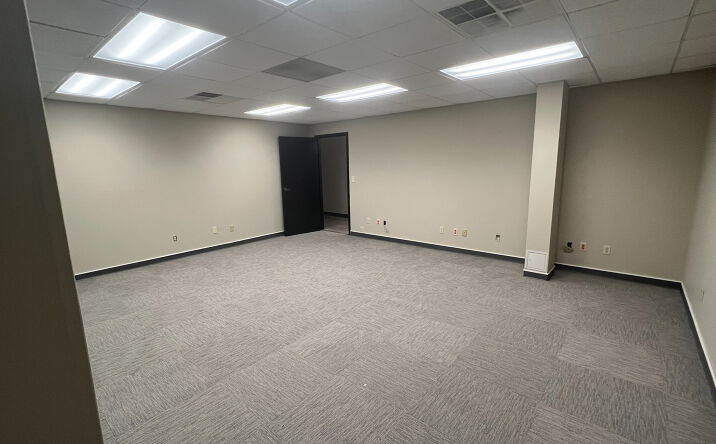 Pictures of Office property located at 117 N 10th St, Mount Vernon, IL 62864 for lease - image #1